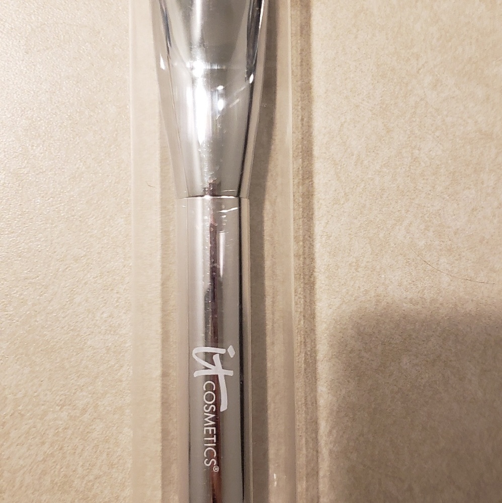 New It Cosmetics Foundation Brush
